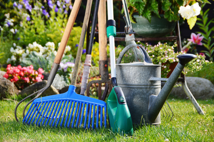 7 Tipps, um den Garten auf Vordermann zu bringen: KURT zieht sich seine trittfesten Gummistiefel an und legt richtig los