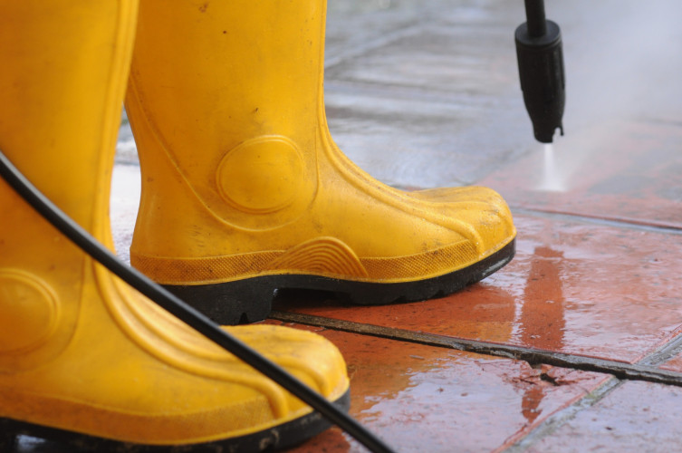 7 Tipps, um den Garten auf Vordermann zu bringen: KURT zieht sich seine trittfesten Gummistiefel an und legt richtig los
