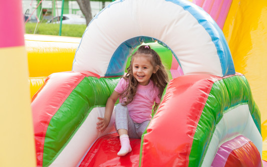 Alles bereit für den Gifhorner Familiensamstag: Von Hüpfburg bis Pflegeberatung ist am 24. Mai für Spaß und Info gesorgt