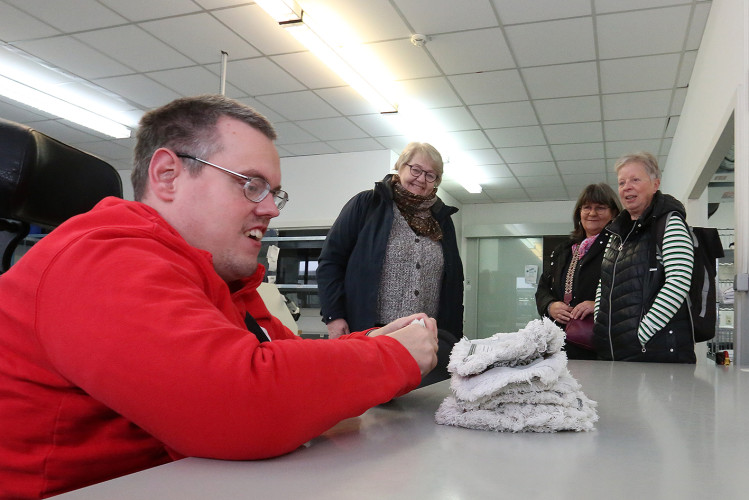 Bunte Bildergalerie zum Adventsmarkt: Lebenshilfe Gifhorn feiert Tag der offenen Tür mit Werkstatt-Tour, Deko und vielem mehr