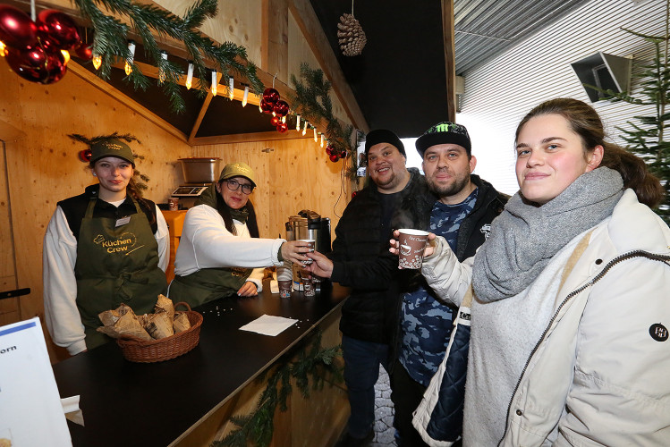 Bunte Bildergalerie zum Adventsmarkt: Lebenshilfe Gifhorn feiert Tag der offenen Tür mit Werkstatt-Tour, Deko und vielem mehr