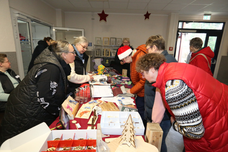 Bunte Bildergalerie zum Adventsmarkt: Lebenshilfe Gifhorn feiert Tag der offenen Tür mit Werkstatt-Tour, Deko und vielem mehr