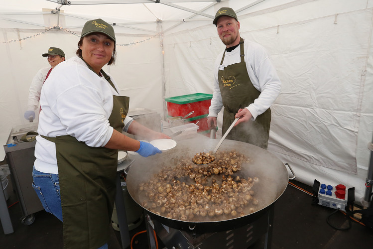 Bunte Bildergalerie zum Adventsmarkt: Lebenshilfe Gifhorn feiert Tag der offenen Tür mit Werkstatt-Tour, Deko und vielem mehr