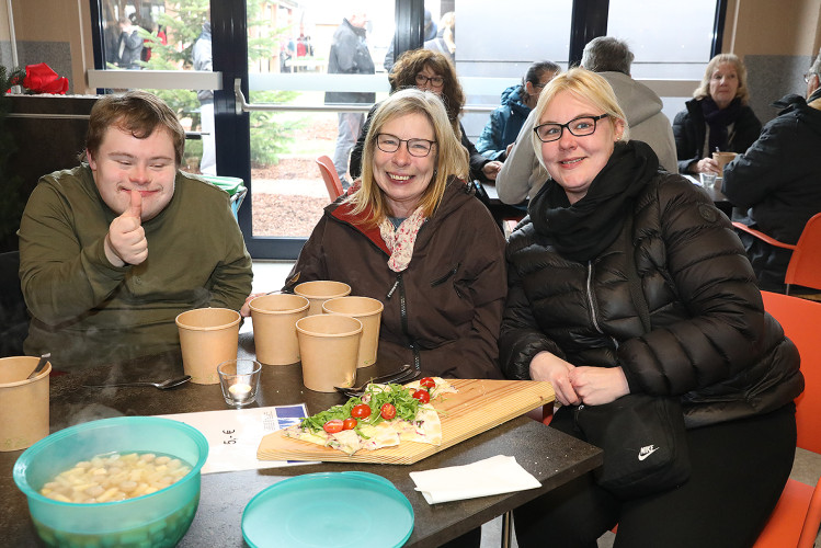 Bunte Bildergalerie zum Adventsmarkt: Lebenshilfe Gifhorn feiert Tag der offenen Tür mit Werkstatt-Tour, Deko und vielem mehr