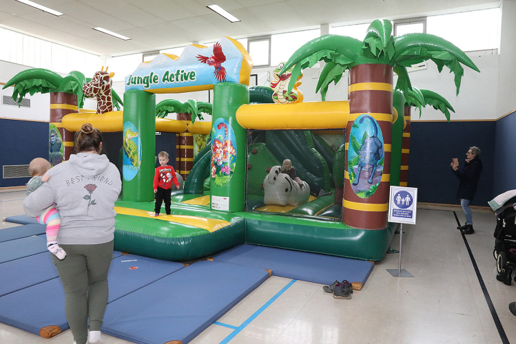 Bunte Bildergalerie zum Adventsmarkt: Lebenshilfe Gifhorn feiert Tag der offenen Tür mit Werkstatt-Tour, Deko und vielem mehr