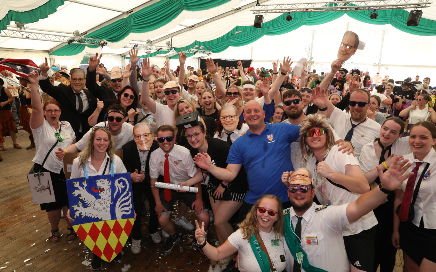 Bunter Umzug, verrückte Kostüme, neues Königshaus: In der KURT-Bildergalerie siehst Du, wie Müden sein Schützenfest gefeiert hat