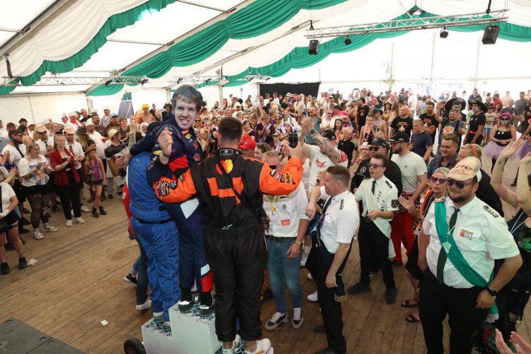 Bunter Umzug, verrückte Kostüme, neues Königshaus: In der KURT-Bildergalerie siehst Du, wie Müden sein Schützenfest gefeiert hat