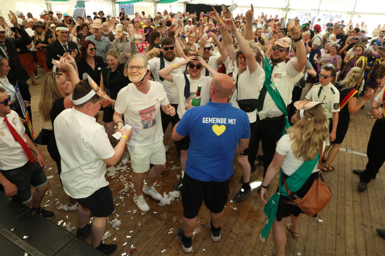 Bunter Umzug, verrückte Kostüme, neues Königshaus: In der KURT-Bildergalerie siehst Du, wie Müden sein Schützenfest gefeiert hat