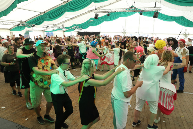 Bunter Umzug, verrückte Kostüme, neues Königshaus: In der KURT-Bildergalerie siehst Du, wie Müden sein Schützenfest gefeiert hat