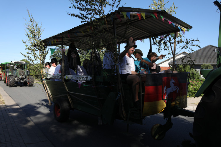 Bunter Umzug, verrückte Kostüme, neues Königshaus: In der KURT-Bildergalerie siehst Du, wie Müden sein Schützenfest gefeiert hat