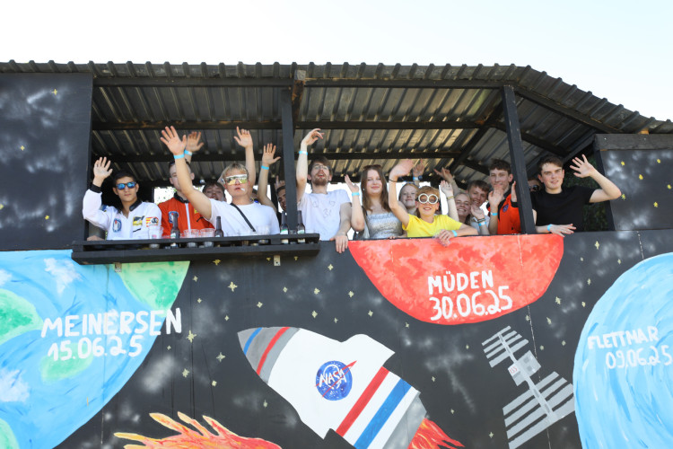 Bunter Umzug, verrückte Kostüme, neues Königshaus: In der KURT-Bildergalerie siehst Du, wie Müden sein Schützenfest gefeiert hat