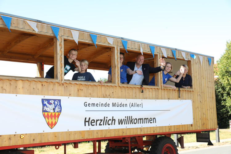 Bunter Umzug, verrückte Kostüme, neues Königshaus: In der KURT-Bildergalerie siehst Du, wie Müden sein Schützenfest gefeiert hat