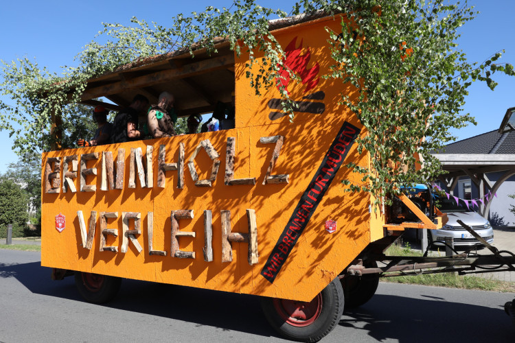 Bunter Umzug, verrückte Kostüme, neues Königshaus: In der KURT-Bildergalerie siehst Du, wie Müden sein Schützenfest gefeiert hat