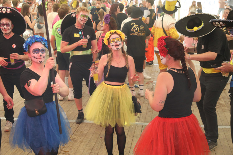 Bunter Umzug, verrückte Kostüme, neues Königshaus: In der KURT-Bildergalerie siehst Du, wie Müden sein Schützenfest gefeiert hat