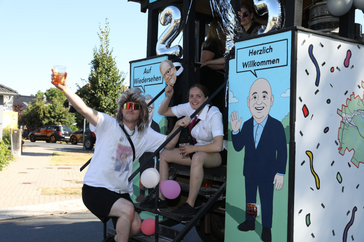 Bunter Umzug, verrückte Kostüme, neues Königshaus: In der KURT-Bildergalerie siehst Du, wie Müden sein Schützenfest gefeiert hat