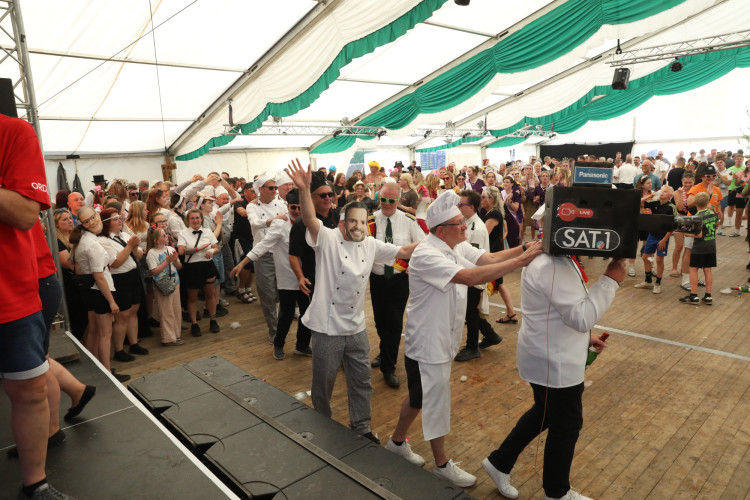 Bunter Umzug, verrückte Kostüme, neues Königshaus: In der KURT-Bildergalerie siehst Du, wie Müden sein Schützenfest gefeiert hat