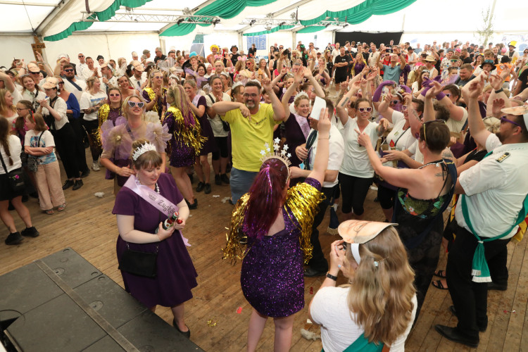 Bunter Umzug, verrückte Kostüme, neues Königshaus: In der KURT-Bildergalerie siehst Du, wie Müden sein Schützenfest gefeiert hat