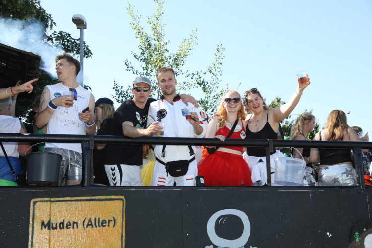 Bunter Umzug, verrückte Kostüme, neues Königshaus: In der KURT-Bildergalerie siehst Du, wie Müden sein Schützenfest gefeiert hat