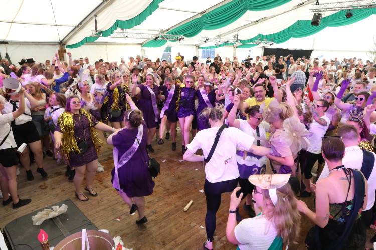 Bunter Umzug, verrückte Kostüme, neues Königshaus: In der KURT-Bildergalerie siehst Du, wie Müden sein Schützenfest gefeiert hat