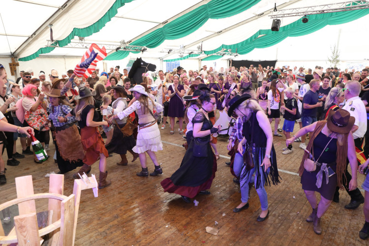 Bunter Umzug, verrückte Kostüme, neues Königshaus: In der KURT-Bildergalerie siehst Du, wie Müden sein Schützenfest gefeiert hat