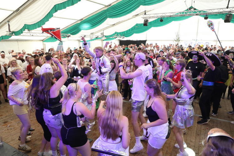 Bunter Umzug, verrückte Kostüme, neues Königshaus: In der KURT-Bildergalerie siehst Du, wie Müden sein Schützenfest gefeiert hat