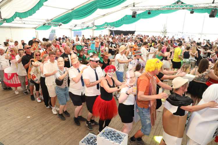 Bunter Umzug, verrückte Kostüme, neues Königshaus: In der KURT-Bildergalerie siehst Du, wie Müden sein Schützenfest gefeiert hat