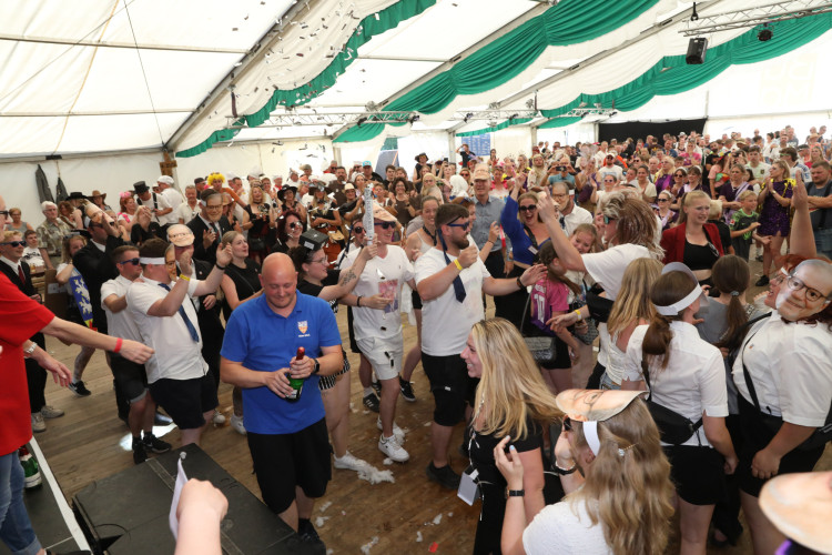 Bunter Umzug, verrückte Kostüme, neues Königshaus: In der KURT-Bildergalerie siehst Du, wie Müden sein Schützenfest gefeiert hat