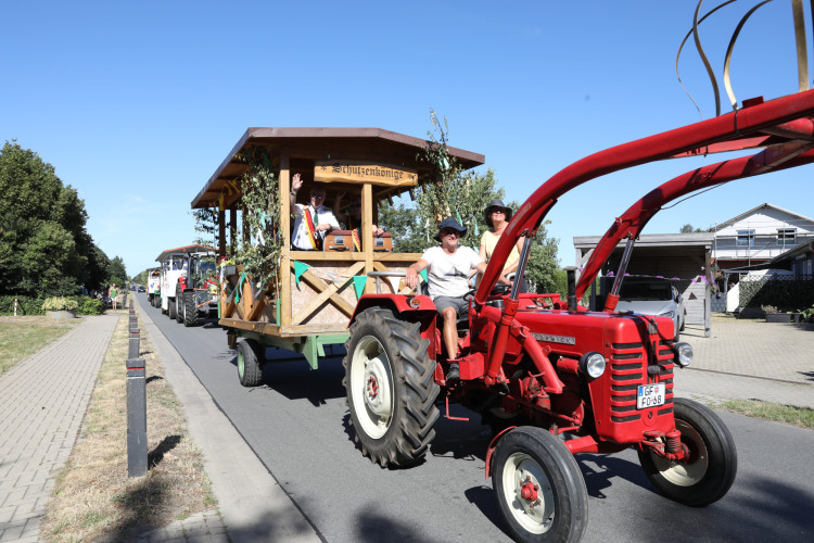 Bunter Umzug, verrückte Kostüme, neues Königshaus: In der KURT-Bildergalerie siehst Du, wie Müden sein Schützenfest gefeiert hat