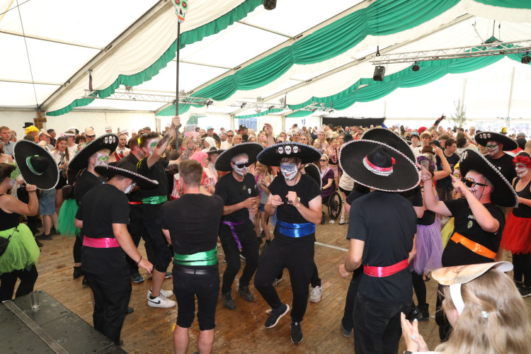 Bunter Umzug, verrückte Kostüme, neues Königshaus: In der KURT-Bildergalerie siehst Du, wie Müden sein Schützenfest gefeiert hat