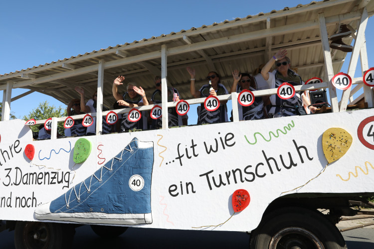 Bunter Umzug, verrückte Kostüme, neues Königshaus: In der KURT-Bildergalerie siehst Du, wie Müden sein Schützenfest gefeiert hat