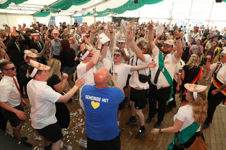 Bunter Umzug, verrückte Kostüme, neues Königshaus: In der KURT-Bildergalerie siehst Du, wie Müden sein Schützenfest gefeiert hat