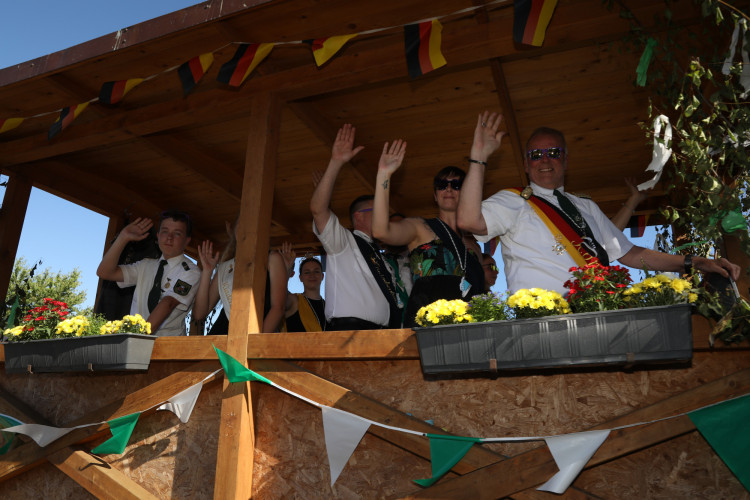 Bunter Umzug, verrückte Kostüme, neues Königshaus: In der KURT-Bildergalerie siehst Du, wie Müden sein Schützenfest gefeiert hat