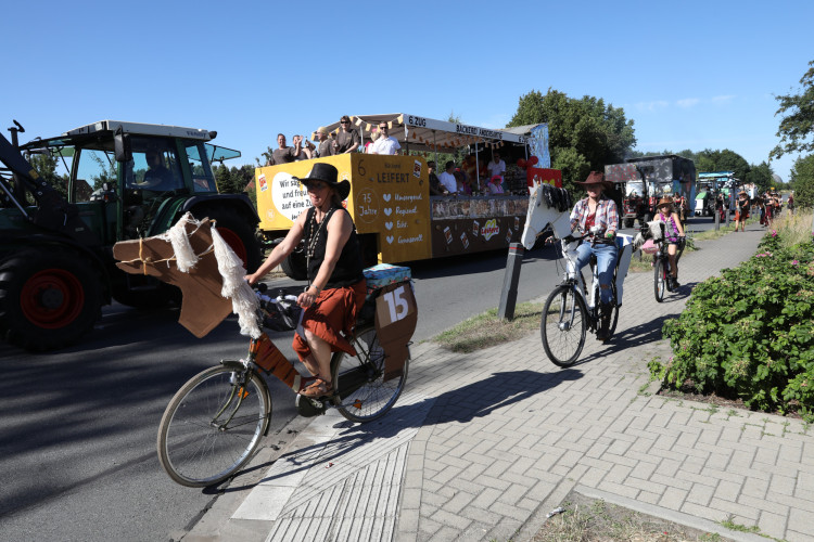 Bunter Umzug, verrückte Kostüme, neues Königshaus: In der KURT-Bildergalerie siehst Du, wie Müden sein Schützenfest gefeiert hat