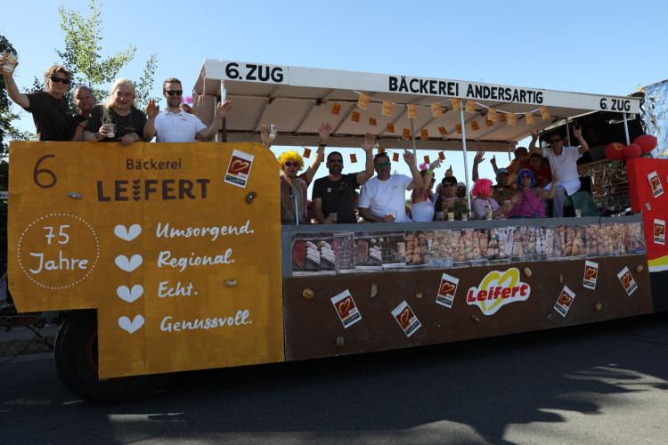 Bunter Umzug, verrückte Kostüme, neues Königshaus: In der KURT-Bildergalerie siehst Du, wie Müden sein Schützenfest gefeiert hat