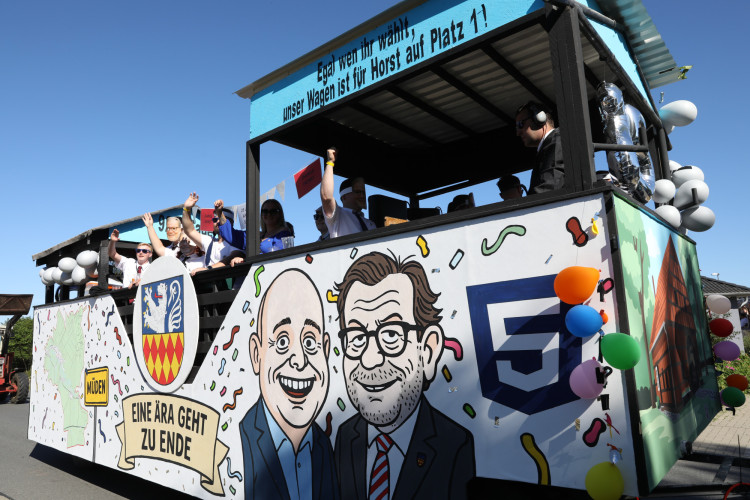 Bunter Umzug, verrückte Kostüme, neues Königshaus: In der KURT-Bildergalerie siehst Du, wie Müden sein Schützenfest gefeiert hat