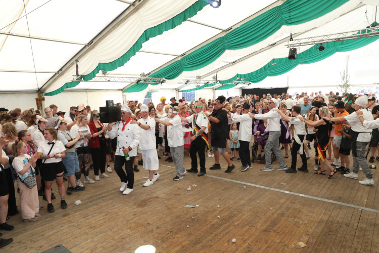 Bunter Umzug, verrückte Kostüme, neues Königshaus: In der KURT-Bildergalerie siehst Du, wie Müden sein Schützenfest gefeiert hat