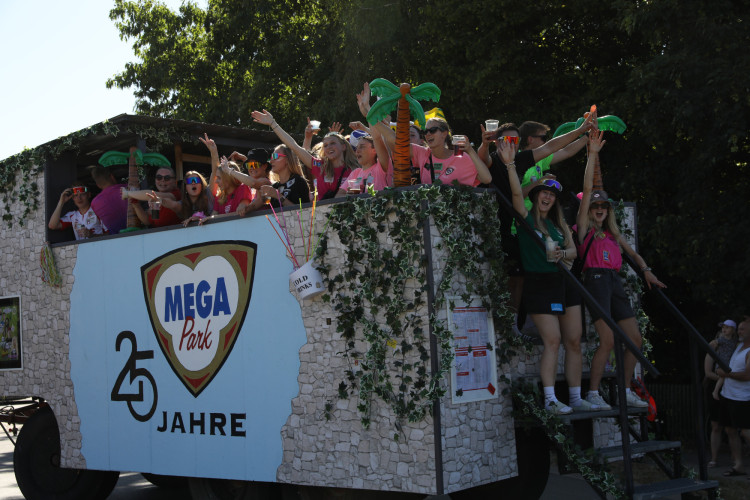 Bunter Umzug, verrückte Kostüme, neues Königshaus: In der KURT-Bildergalerie siehst Du, wie Müden sein Schützenfest gefeiert hat
