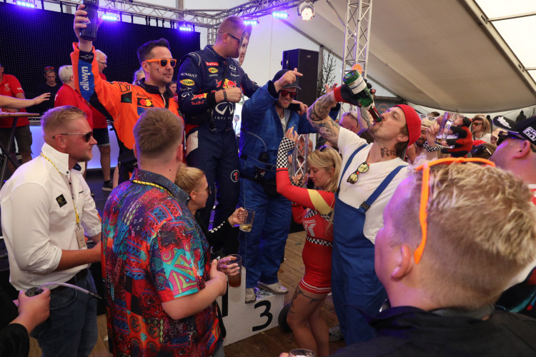 Bunter Umzug, verrückte Kostüme, neues Königshaus: In der KURT-Bildergalerie siehst Du, wie Müden sein Schützenfest gefeiert hat