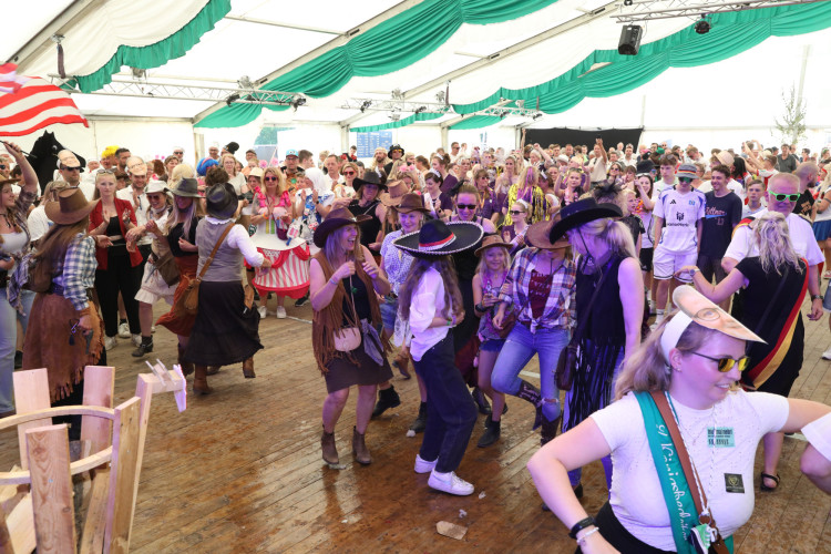 Bunter Umzug, verrückte Kostüme, neues Königshaus: In der KURT-Bildergalerie siehst Du, wie Müden sein Schützenfest gefeiert hat