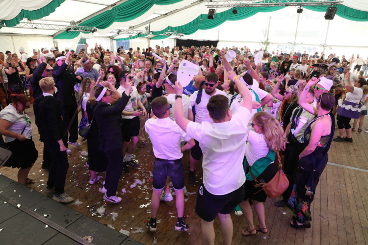 Bunter Umzug, verrückte Kostüme, neues Königshaus: In der KURT-Bildergalerie siehst Du, wie Müden sein Schützenfest gefeiert hat