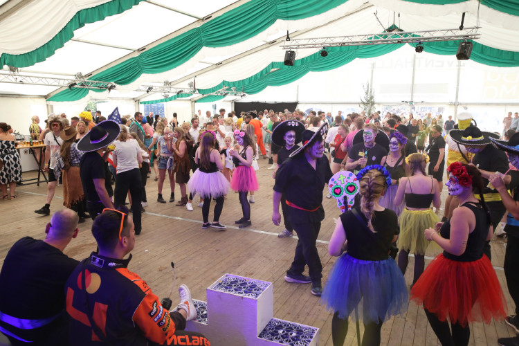 Bunter Umzug, verrückte Kostüme, neues Königshaus: In der KURT-Bildergalerie siehst Du, wie Müden sein Schützenfest gefeiert hat