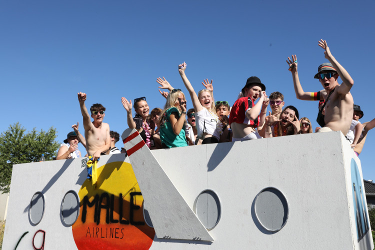 Bunter Umzug, verrückte Kostüme, neues Königshaus: In der KURT-Bildergalerie siehst Du, wie Müden sein Schützenfest gefeiert hat