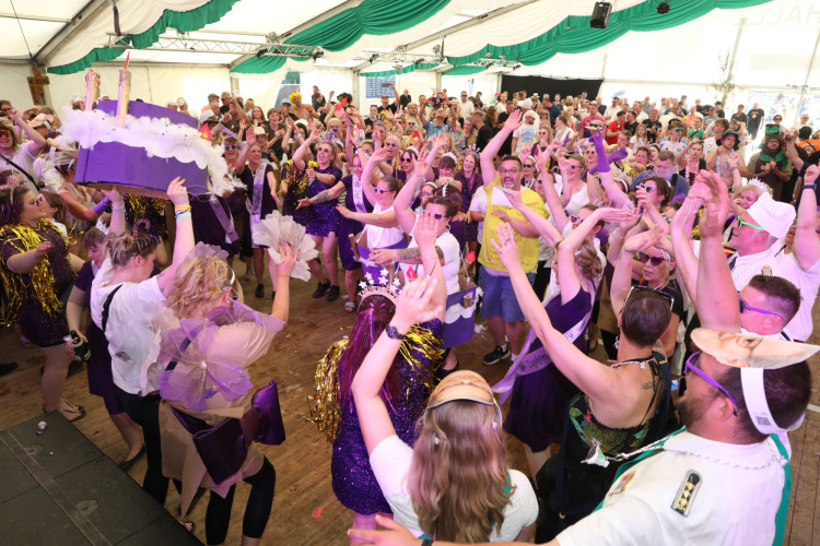 Bunter Umzug, verrückte Kostüme, neues Königshaus: In der KURT-Bildergalerie siehst Du, wie Müden sein Schützenfest gefeiert hat