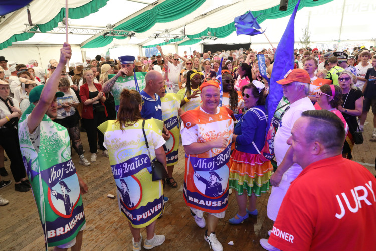 Bunter Umzug, verrückte Kostüme, neues Königshaus: In der KURT-Bildergalerie siehst Du, wie Müden sein Schützenfest gefeiert hat