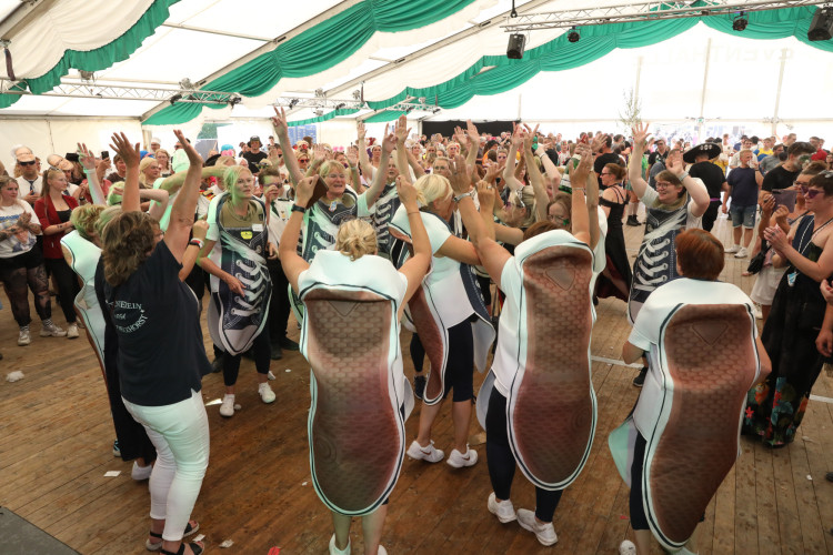 Bunter Umzug, verrückte Kostüme, neues Königshaus: In der KURT-Bildergalerie siehst Du, wie Müden sein Schützenfest gefeiert hat