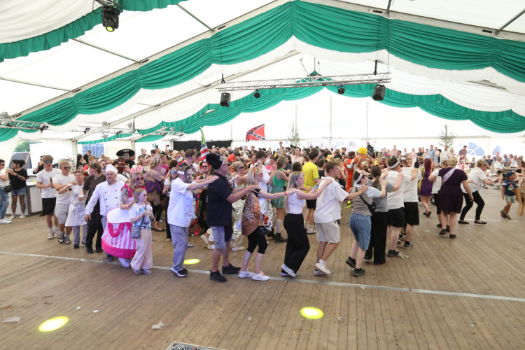 Bunter Umzug, verrückte Kostüme, neues Königshaus: In der KURT-Bildergalerie siehst Du, wie Müden sein Schützenfest gefeiert hat