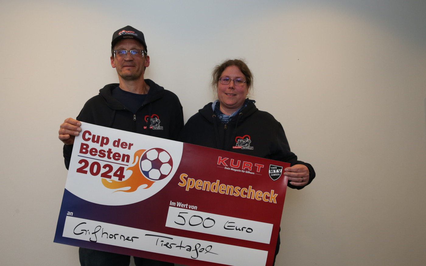 Den Liebsten das Futter spendieren: Gifhorner Tiertafel freut sich über Spende nach dem Cup der Besten