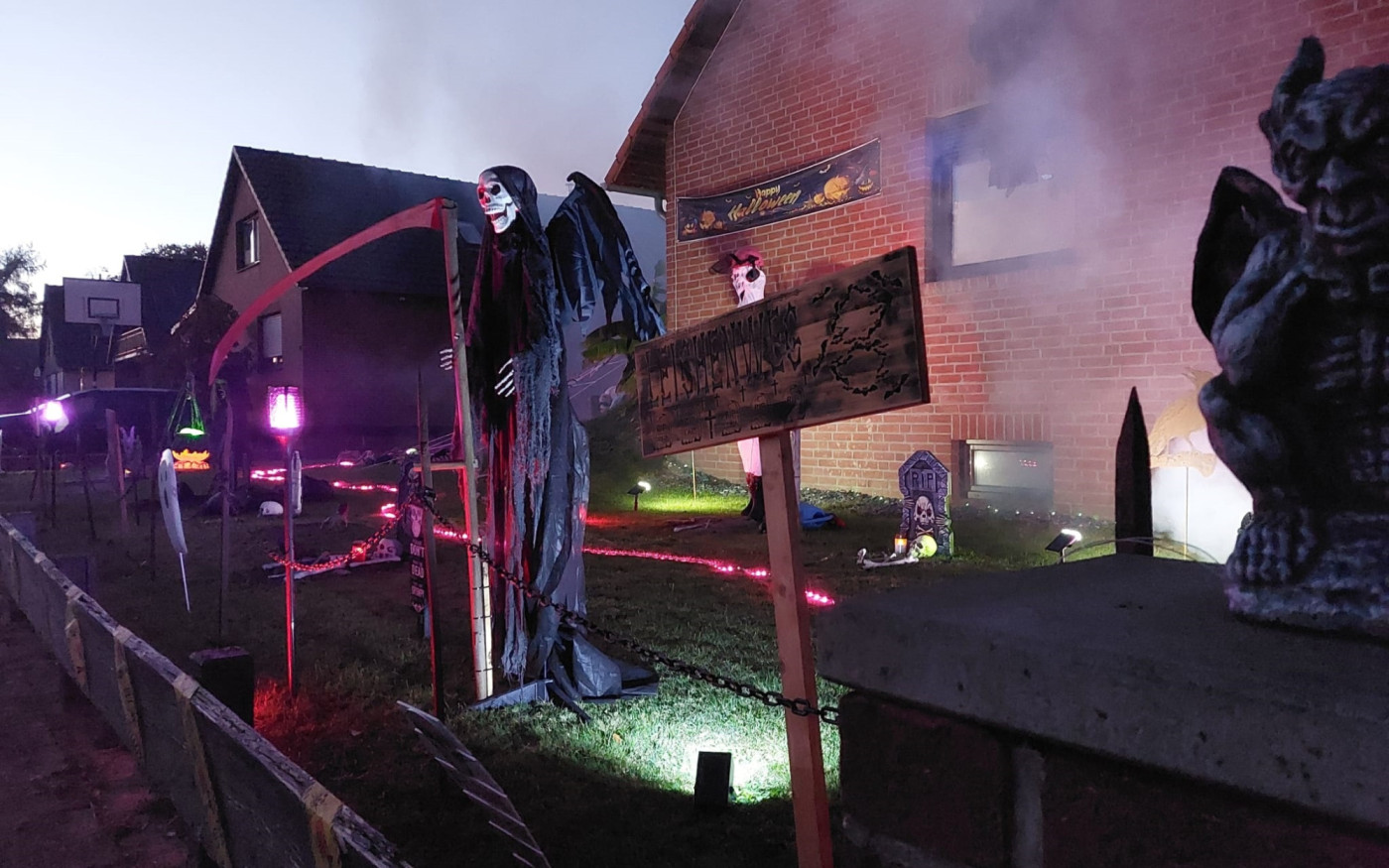 Der Horror-Rundgang im Leichenweg: Tanja Hopp-Henneicke und Lars Henneicke laden nach Schönewörde