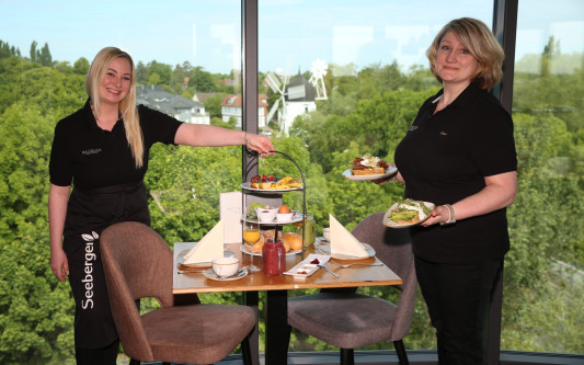 Die Magie des Gifhorner Himmels genießen: Im Café Weitblick gibt‘s Frühstück, Süppchen, feine Torten und Cocktails