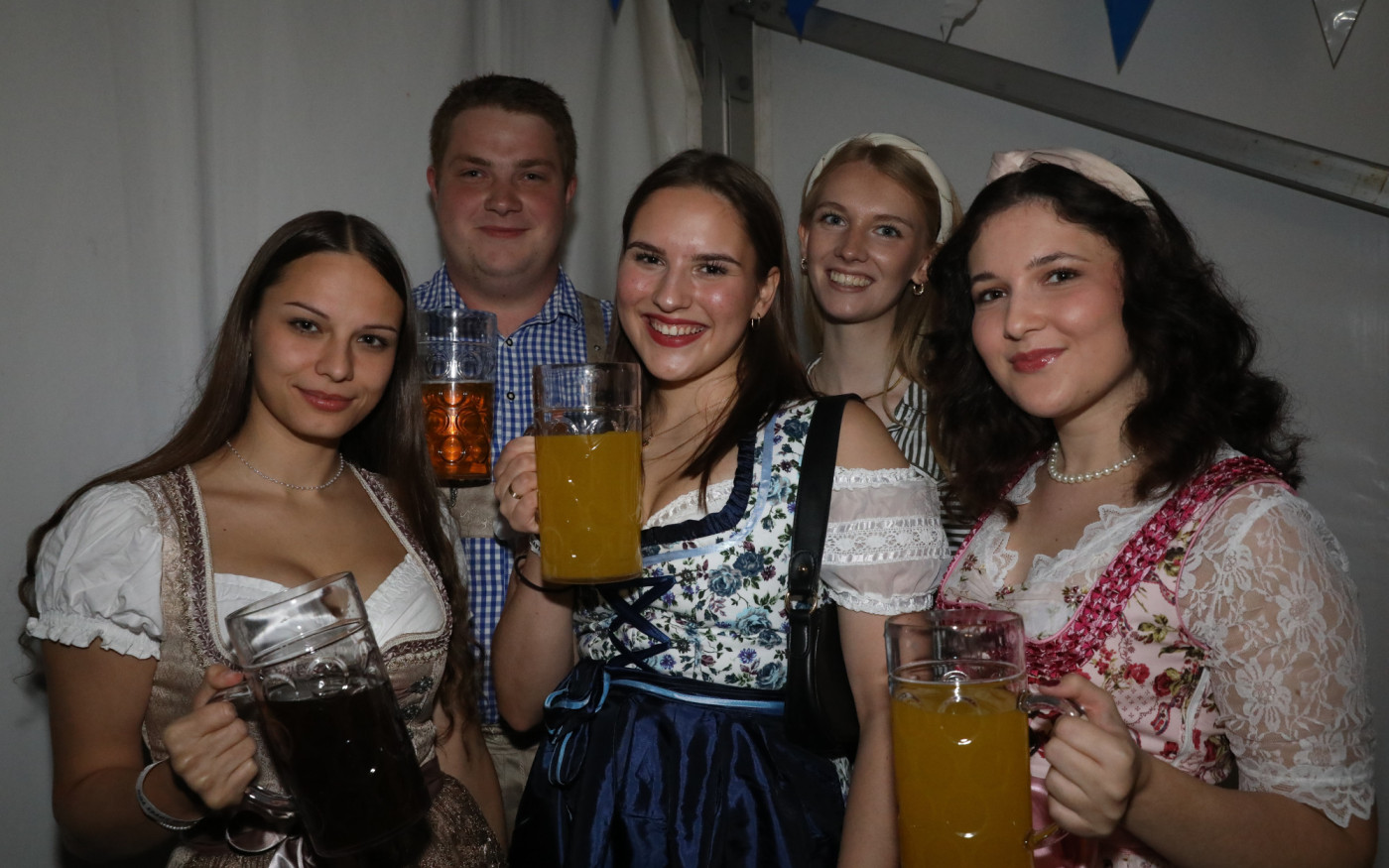 Dirndl und Lederhose an, jetzt gibt‘s Freigetränke: Wahrenholz feiert am 27. und 28. September Oktoberspiele und Oktobergaudi